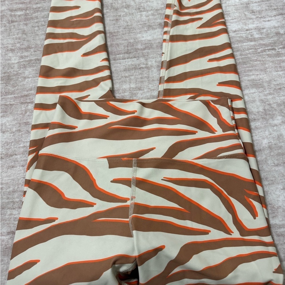 Beach riot piper cloud cream zebra leggings size medium - Picture 2 of 3